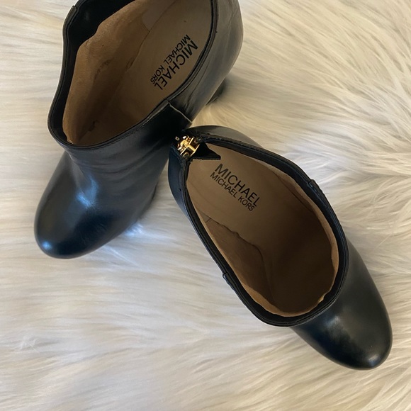 MICHAEL KORS • “LESLY” • Genuine Leather Booties in Black • Size 8 - Picture 6 of 9
